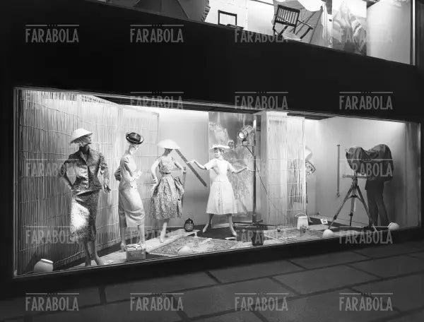 Manichini in una vetrina della Rinascente, Milano, 1955