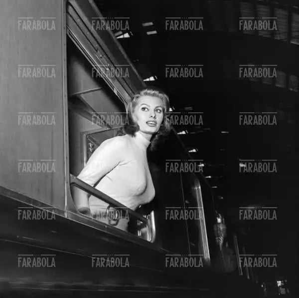 Sophia Loren alla Stazione Centrale, Milano, 1956