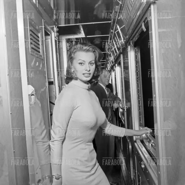 Sophia Loren alla Stazione Centrale, Milano, 1956