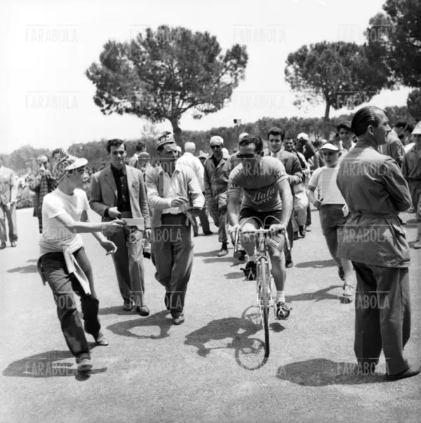 Bruno Monti inseguito dai tifosi, Giro d'Italia, 1956
