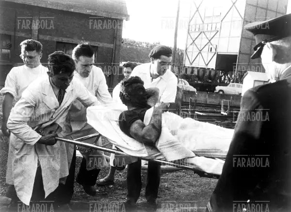 Un minatore portato fuori in barella, tragedia di Marcinelle, 1956