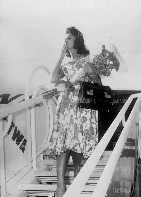 Sophia Loren in partenza per le riprese del film Il ragazzo sul delfino, Roma, 1956
