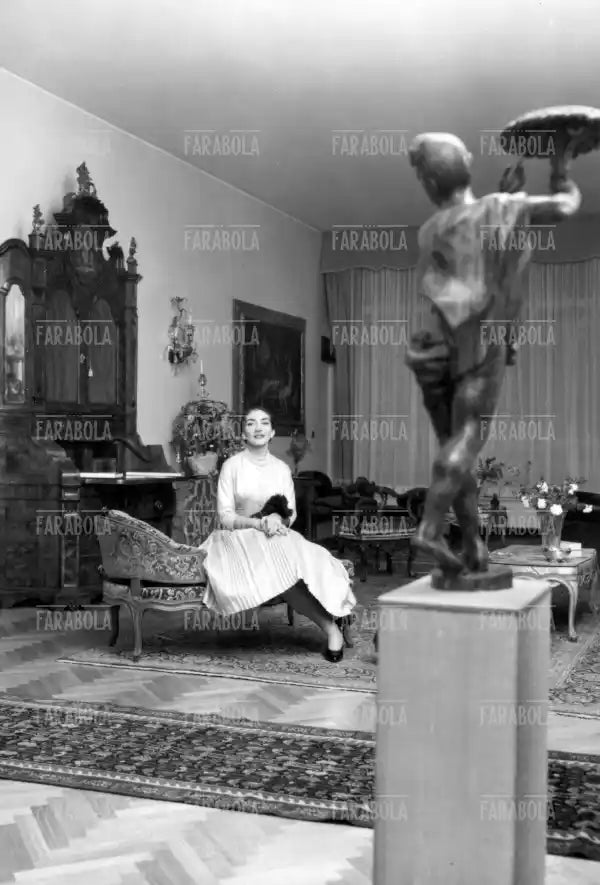 Maria Callas nel salotto di casa, Milano, 1956