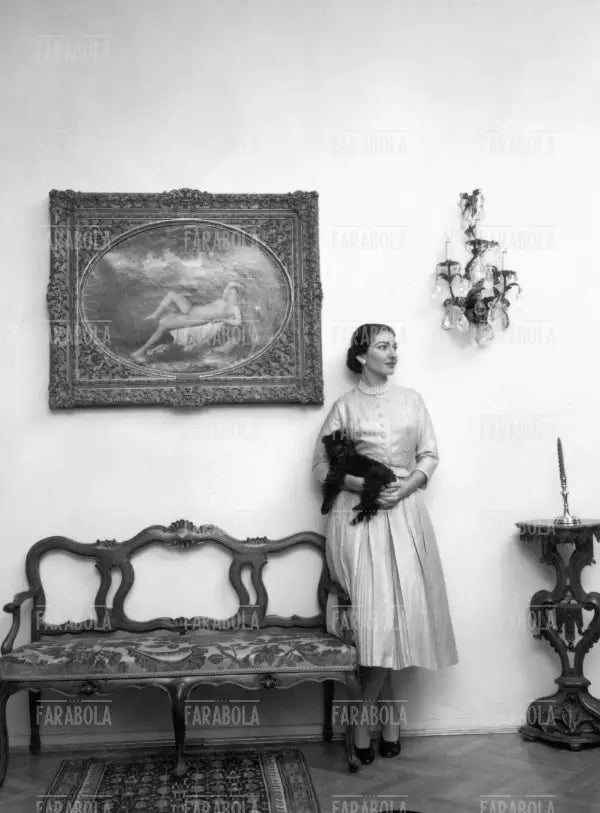 Maria Callas nel salotto di casa, Milano, 1956
