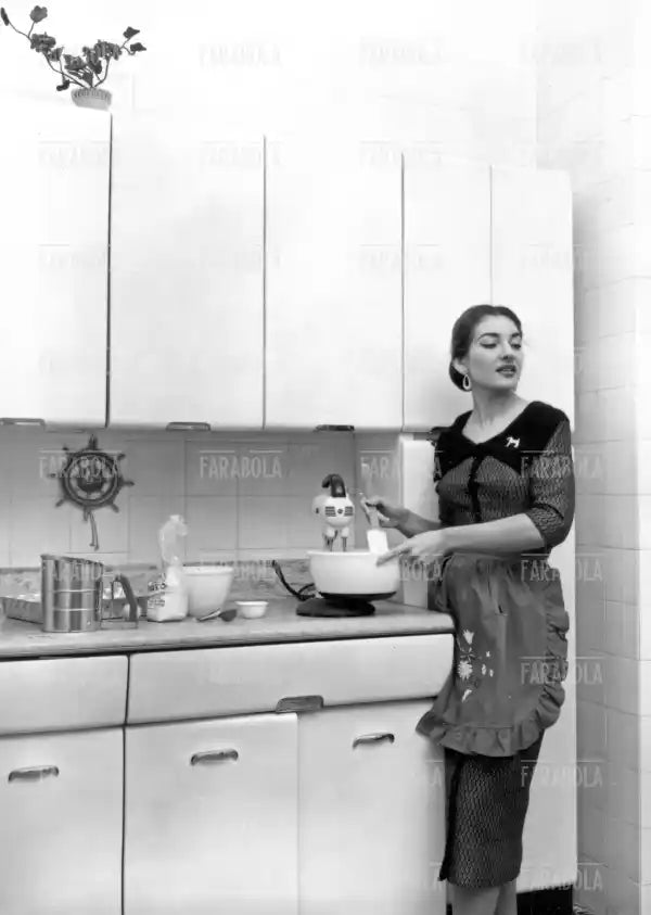 Maria Callas in cucina, Milano, 1956