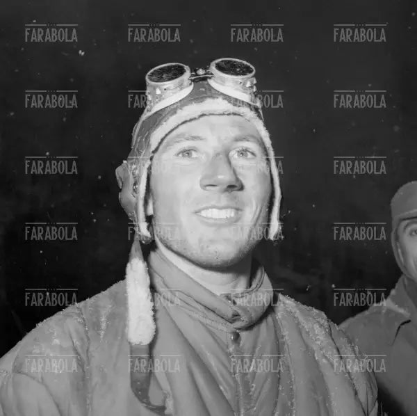 Walter Bonatti con la guida Pancy salgono sul Monte Bianco, 1956