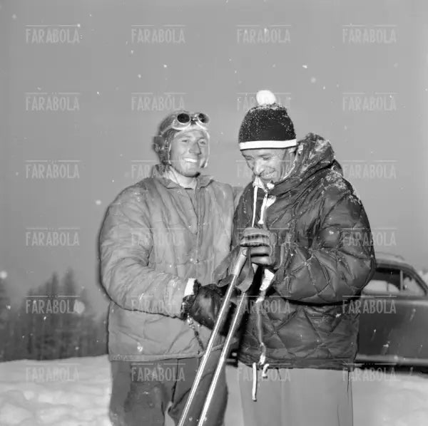 Walter Bonatti con la guida Pancy salgono sul Monte Bianco, 1956