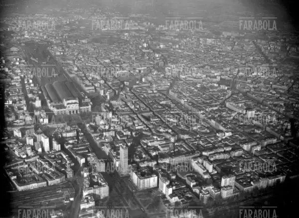 Veduta della Stazione Centrale prima della costruzione del Grattacielo Pirelli, 1956