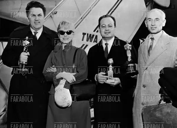 Federico Fellini, Giulietta Masina, Dino De Laurentis e Tullio Pinelli con l'Oscar, New York, 1957