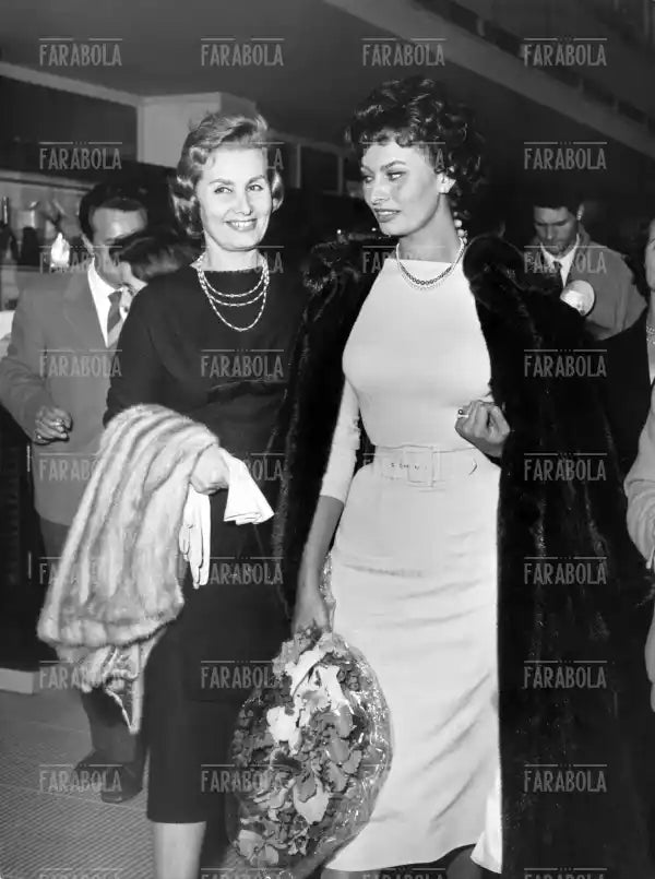 Sophia Loren e la madre Romilda Villani all'Aeroporto di Ciampino, Roma, 1957