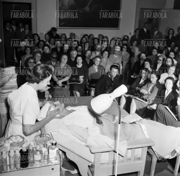 Dimostrazione dei prodotti Elizabeth Arden alla Rinascente, Milano, 1957