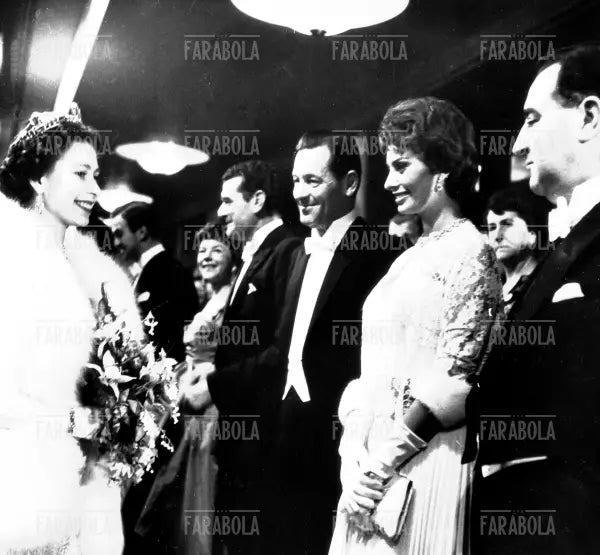 Sophia Loren, la regina Elisabetta II e William Holden, Royal Film Performance, Londra, 1957