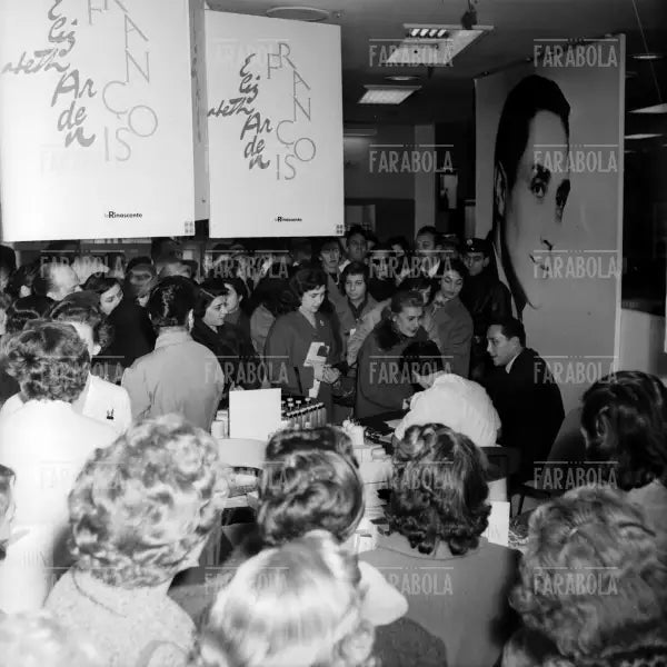 Il truccatore Francois, dimostrazione Elizabeth Arden alla Rinascente, Milano, 1957