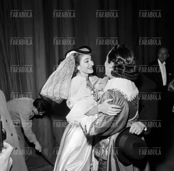 Maria Callas e Giuseppe Di Stefano dietro le quinte, Prima della Scala con Un ballo in maschera, Milano, 1957