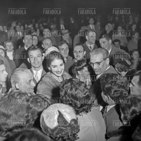 Maria Callas e Giovanni Battista Meneghini accolti dalla folla, Gran Galà della Canzone, Milano, 1957