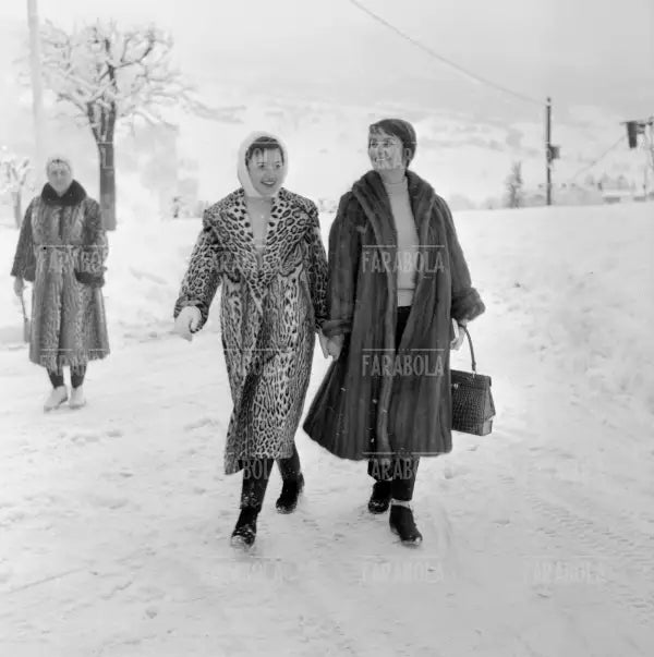 Maria Scicolone e Romilda Villani, sorella e madre di Sophia Loren, Cortina d'Ampezzo, 1958