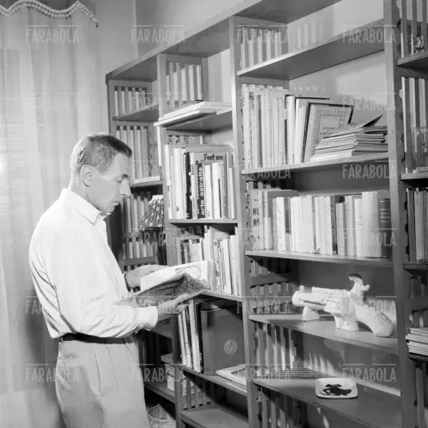 Dino Buzzati a casa, Milano, 1958