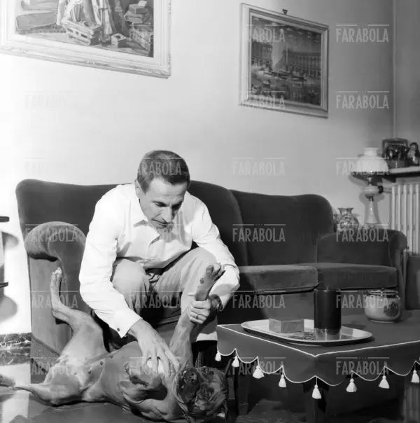 Dino Buzzati a casa, Milano, 1958
