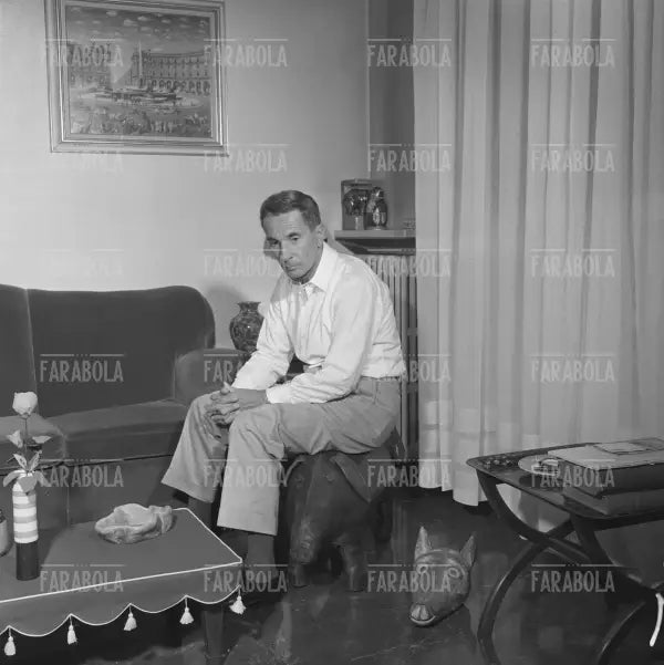 Dino Buzzati a casa, Milano, 1958
