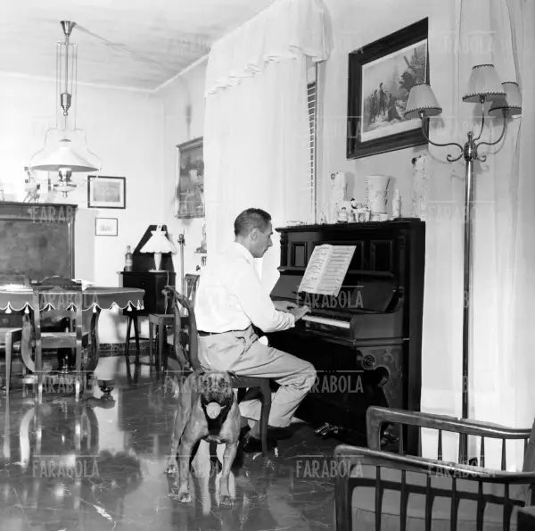Dino Buzzati al pianoforte, Milano, 1958