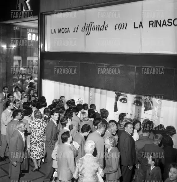 Dimostrazione dei prodotti Elizabeth Arden alla Rinascente, Milano, 1958