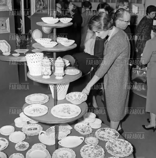 Marina Tecchio Pedrotti alla mostra di antiquariato della Rinascente, Milano, 1958
