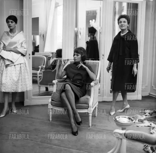 Sophia Loren sceglie degli abiti nell'atelier Dior, Parigi, 1958