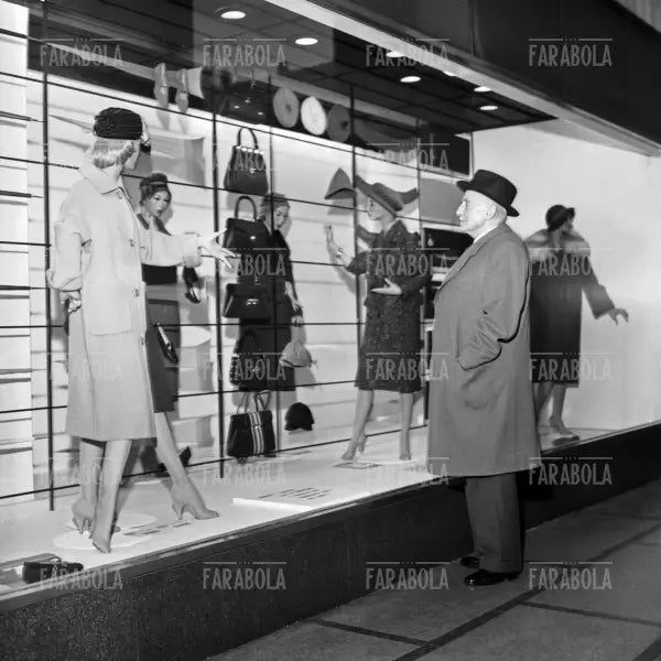 Umberto Brustio davanti alle vetrine della Rinascente, Milano, 1958