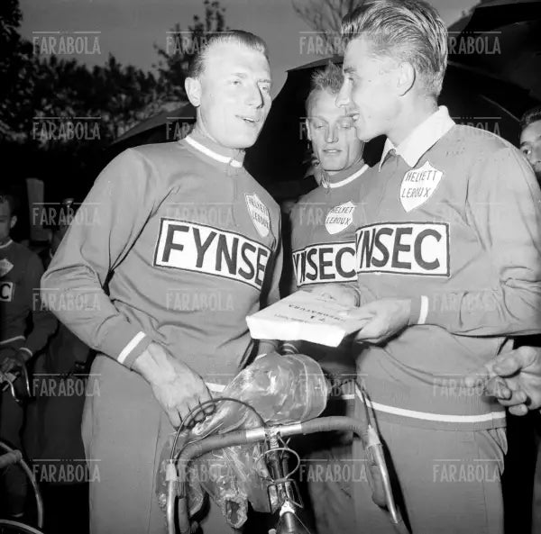 André Darrigade, Jean Graczyk e Jacques Anquetil alla punzonatura, Giro d'Italia, Milano, 1959