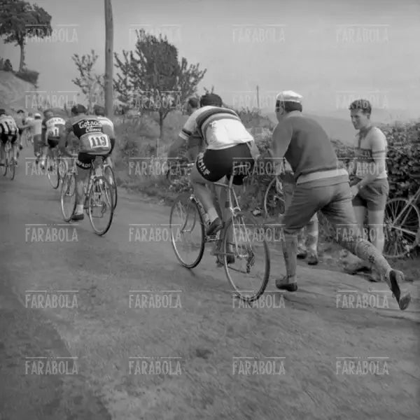 Ercole Baldini spinto in salita da un tifoso, Giro d'Italia, 1959