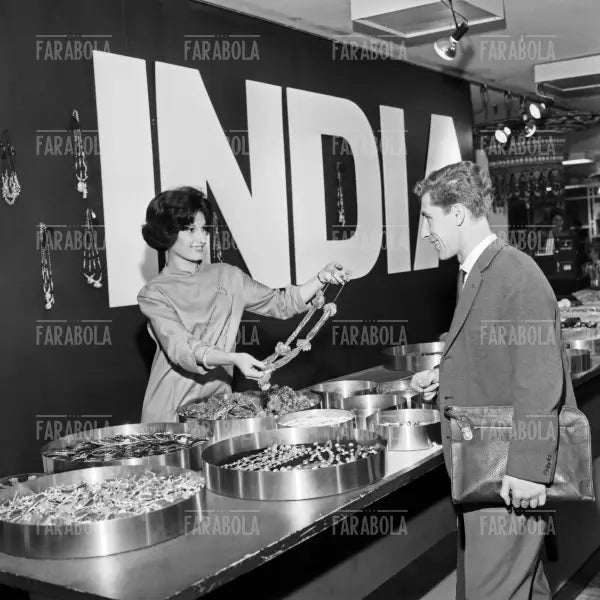 Commessa nello spazio dedicato all'India, La Rinascente, Milano, 1959