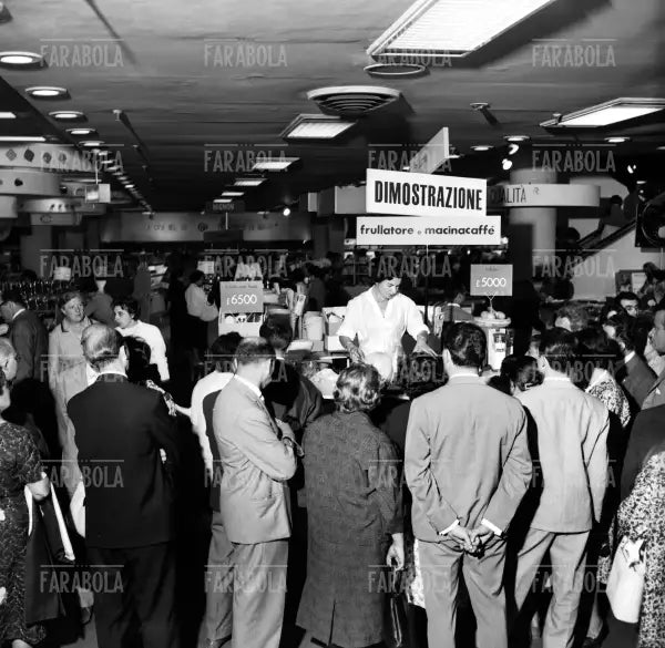 Dimostrazione di un elettrodomestico alla Rinascente, Milano, 1959