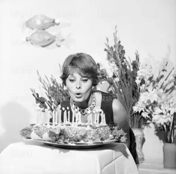 Sophia Loren spegne le candeline del suo 25∞ compleanno, Capri, 1959