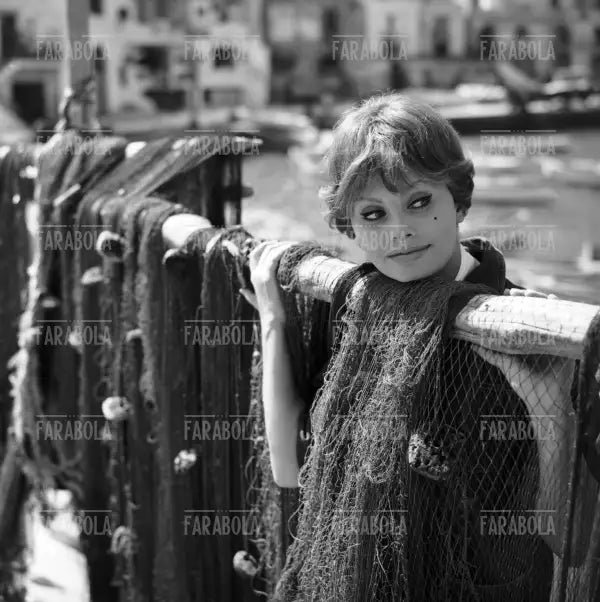 Sophia Loren al porto durante le riprese del film La baia di Napoli, Capri, 1959