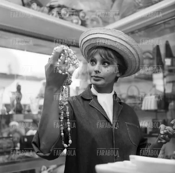 Sophia Loren in un negozio di souvenir, Capri, 1959