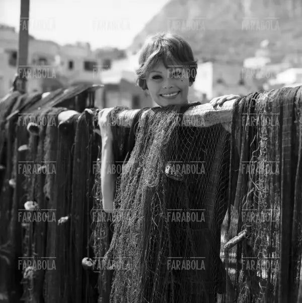 Sophia Loren al porto durante le riprese del film La baia di Napoli, Capri, 1959