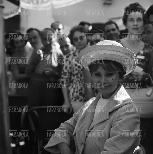 Sophia Loren in Piazzetta durante le riprese del film La baia di Napoli, Capri, 1959