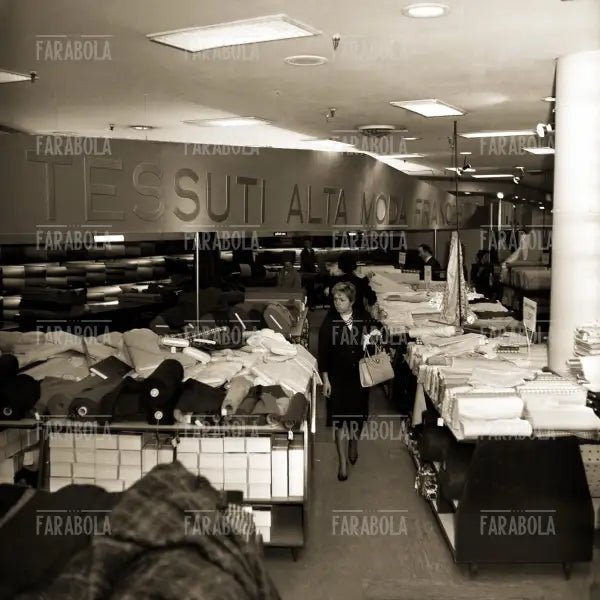 Reparto tessuti della Rinascente, Milano, 1959