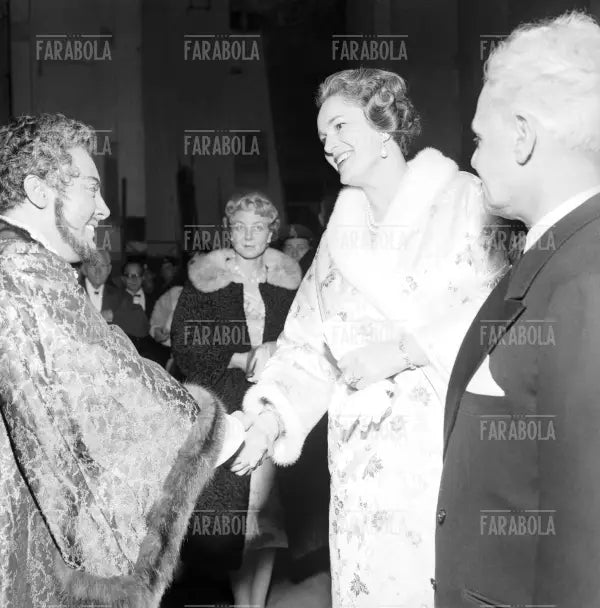 La Begum Aga Khan si congratula con Mario Del Monaco, Prima della Scala, Milano, 1959