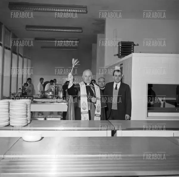 Monsignor Sergio Pignedoli allo stabilimento APEM della Rinascente, Vimodrone, 1959