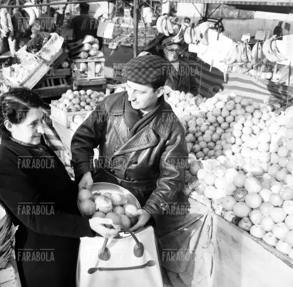 Bancarella di frutta al mercato, Milano, 1959