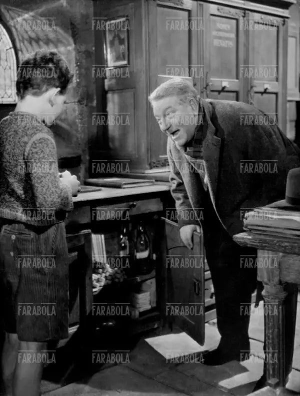 Jean Gabin in una scena del film Maigret e l'affaire Saint Fiacre, 1959