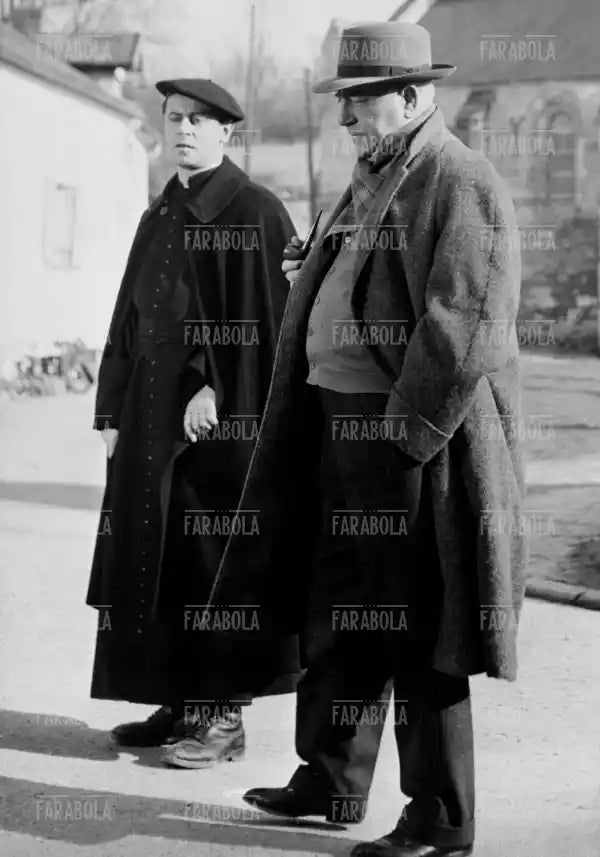 Michel Viold e Jean Gabin in una scena del film Maigret e l'affaire Saint Fiacre, 1959