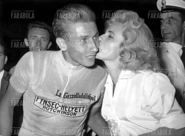 Jacques Anquetil vincitore del Giro d'Italia baciato dalla moglie Janine, Milano, 1960