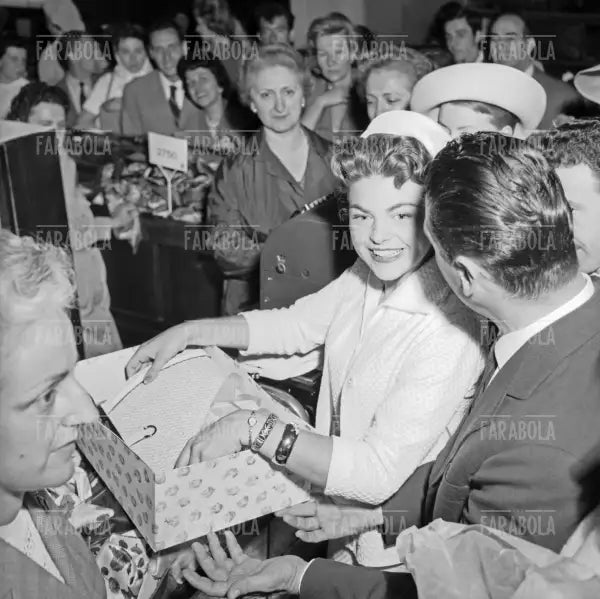 Miss Cotone Sandra Lee Jennings in visita alla Rinascente, Milano, 1960