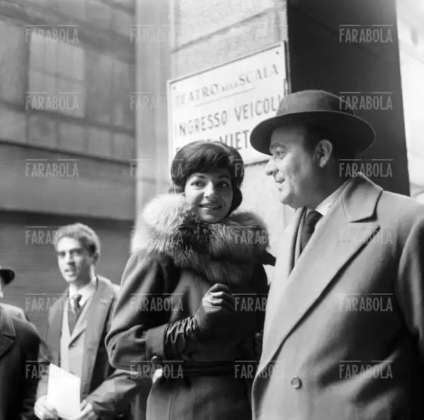 Maria Callas davanti alla Scala dopo le prove di Poliuto, Milano, 1960
