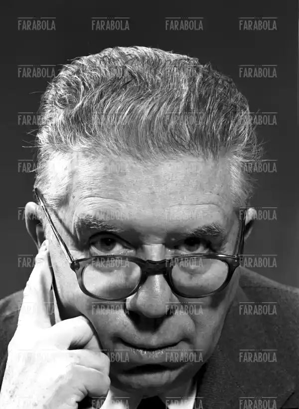 Eugenio Montale nello studio Farabola, Milano, 1960