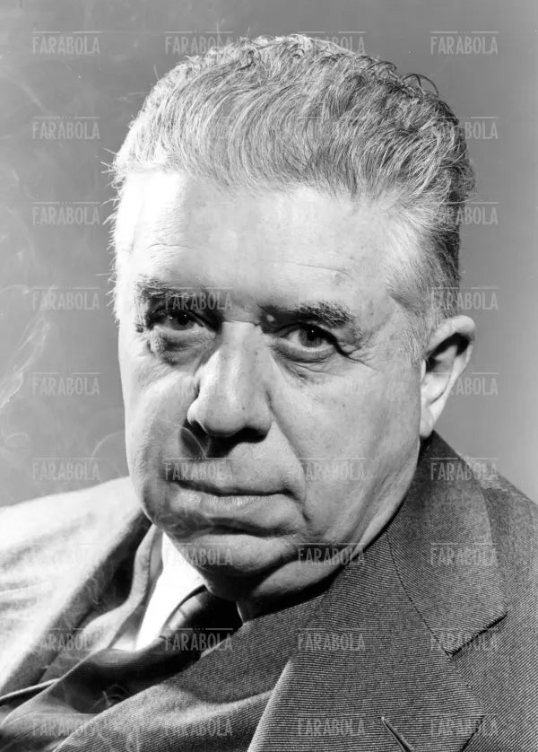 Eugenio Montale nello studio Farabola, Milano, 1960
