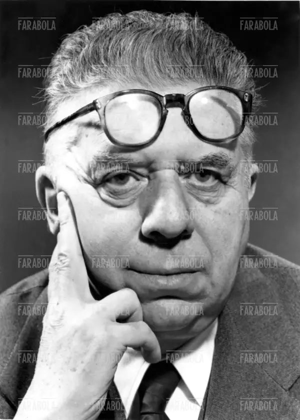Eugenio Montale nello studio Farabola, Milano, 1960