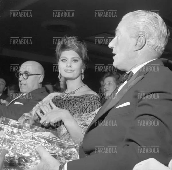 Sophia Loren, Cesare Zavattini e Vittorio De Sica, Prima del film La ciociara al Cinema Capitol, Milano, 1960